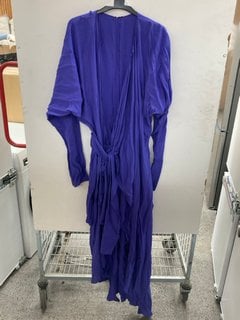 Lot 1170  
            Marchington SR11 - Parcel Delivery Only 

                
JOHN LEWIS X A.W.A.K.E MODE DECONSTRUCT DRESS IN PURPLE - UK 12 - ORIGINAL RRP £2...