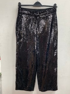 Lot 1177  
            Marchington SR11 - Parcel Delivery Only 

                
THEORY RELAX GLITTER TROUSERS IN BLACK - UK 6 - ORIGINAL RRP £420.00: LOCATION - CR7