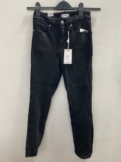 Lot 1183  
            Marchington SR11 - Parcel Delivery Only 

                
GOOD AMERICAN GOOD LEGS CROPPED SKINNY JEANS IN BLACK - UK 10 - ORIGINAL RRP £117...