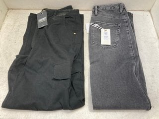Lot 1187  
            Marchington SR11 - Parcel Delivery Only 

                
BARBOUR KINGHORN TROUSERS IN BLACK - UK 8 TO ALSO INCLUDE GOOD AMERICAN TUBE MAXI...