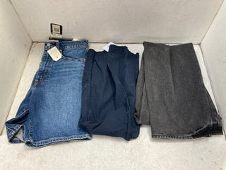 Lot 1188  
            Marchington SR11 - Parcel Delivery Only 

                
3 X ASSORTED CLOTHING ITEMS TO INCLUDE LEVI'S RIBCAGE BERMUDA DENIM SHORTS IN BLU...