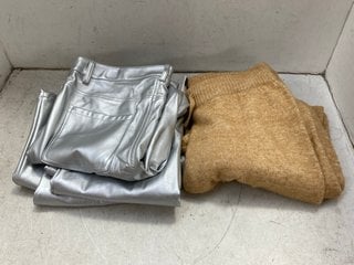 Lot 1190  
            Marchington SR11 - Parcel Delivery Only 

                
2 X JOHN LEWIS & PARTNERS ANYDAY STRAIGHT LEG TROUSERS IN SILVER - UK 12/14 TO AL...