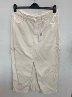 Lot 1191  
            Marchington SR11 - Parcel Delivery Only 

                
GOOD AMERICAN DENIM MIDI SKIRT IN WHITE - UK 14 - ORIGINAL RRP £158.00: LOCATION ...