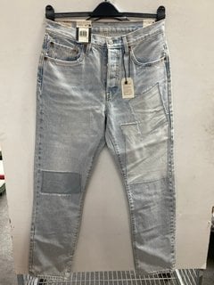 Lot 1194  
            Marchington SR11 - Parcel Delivery Only 

                
LEVI'S 501 ORIGINAL HIGH RISE JEANS IN LIGHT BLUE - UK 30 X 32: LOCATION - CR7