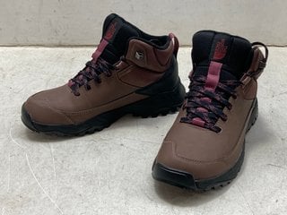 Lot 1199  
            Marchington SR11 - Parcel Delivery Only 

                
THE NORTH FACE STORM STRIKE III HIKING BOOTS IN DEEP TAUPE - UK 6 - ORIGINAL RRP ...