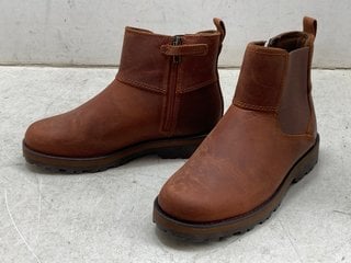 Lot 1204  
            Marchington SR11 - Parcel Delivery Only 

                
TIMBERLAND COURMA CHILDRENS CHELSEA BOOTS IN BROWN - UK 2.5: LOCATION - CR4