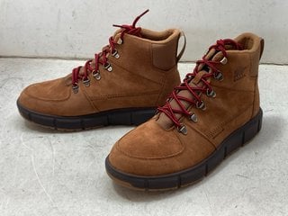 Lot 1206  
            Marchington SR11 - Parcel Delivery Only 

                
SOREL EXPLORER III BLAZER BOOTS IN TAN - UK 11 - ORIGINAL RRP £115.00: LOCATION -...