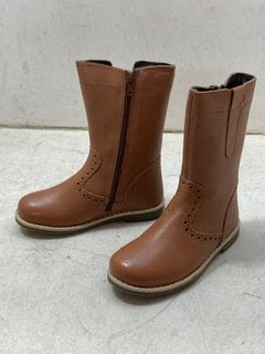 Lot 1207  
            Marchington SR11 - Parcel Delivery Only 

                
JOHN LEWIS & PARTNERS CHILDRENS ISOBEL BOOTS IN TAN - UK 2: LOCATION - CR4