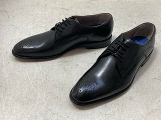 Lot 1208  
            Marchington SR11 - Parcel Delivery Only 

                
SWEENEY LONDON EVENING SHOES IN BLACK - UK 8: LOCATION - CR4