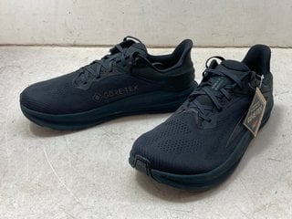 Lot 1209  
            Marchington SR11 - Parcel Delivery Only 

                
ALTRA TORIN 8 GTX TRAINERS IN GREY - UK 10 - ORIGINAL RRP £129.99: LOCATION - CR4