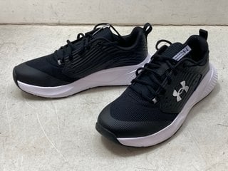 Lot 1210  
            Marchington SR11 - Parcel Delivery Only 

                
UNDER ARMOUR CHARGED COMMIT 4 TRAINERS IN BLACK/WHITE - UK 9: LOCATION - CR4