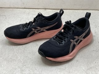 Lot 1211  
            Marchington SR11 - Parcel Delivery Only 

                
ASICS GEL-PULSE 16 TRAINERS IN BLACK/PINK - UK 7: LOCATION - CR4
