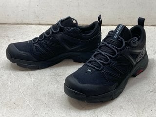 Lot 1212  
            Marchington SR11 - Parcel Delivery Only 

                
HELLY HANSEN STALHEIM TRAINERS IN BLACK - UK 9: LOCATION - CR4