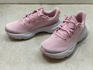 Lot 1215  
            Marchington SR11 - Parcel Delivery Only 

                
UNDER ARMOUR INFINITE TRAINERS IN PINK/WHITE - UK 5: LOCATION - CR4