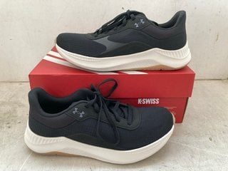 Lot 1218  
            Marchington SR11 - Parcel Delivery Only 

                
K-SWISS COURT EXPRESS 2 CLAY TRAINERS IN BLACK/WHITE - UK 7: LOCATION - CR5