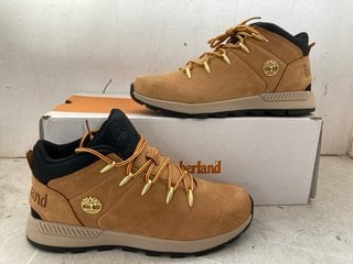 Lot 1223  
            Marchington SR11 - Parcel Delivery Only 

                
TIMBERLAND SPRINT TREKKER MID BOOTS IN WHEAT NUBUCK - UK 4: LOCATION - CR5