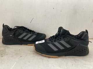 Lot 1226  
            Marchington SR11 - Parcel Delivery Only 

                
ADIDAS DROP SET 3 TRAINERS IN BLACK - UK 7: LOCATION - CR5