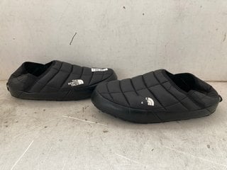 Lot 1227  
            Marchington SR11 - Parcel Delivery Only 

                
THE NORTH FACE THERMOBALL TRACTION MULES IN BLACK - UK 10: LOCATION - CR5