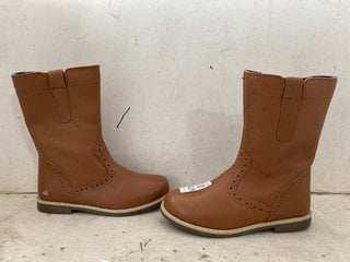 Lot 1229  
            Marchington SR11 - Parcel Delivery Only 

                
JOHN LEWIS & PARTNERS CHILDRENS ISOBEL BOOTS IN TAN - UK 2: LOCATION - CR5