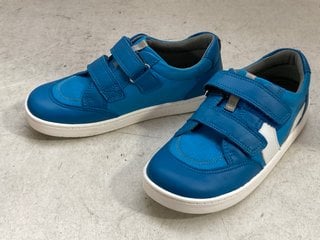 Lot 1241  
            Marchington SR11 - Parcel Delivery Only 

                
PAIR OF START RITE ENIGMA KIDS TRAINERS IN BRIGHT BLUE LEATHER : SIZE 1.5G UK KID...
