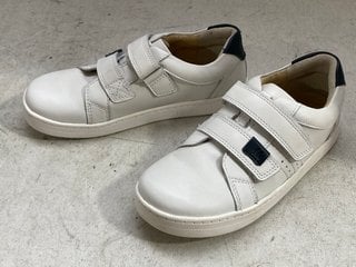 Lot 1242  
            Marchington SR11 - Parcel Delivery Only 

                
PAIR OF START RITE EXPLORE KIDS TRAINERS IN WHITE LEATHER : SIZE 13.5F UK KIDS: L...