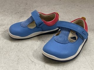 Lot 1243  
            Marchington SR11 - Parcel Delivery Only 

                
PAIR OF CLARKS NOODLE BRIGHTS KIDS SHOES IN MID BLUE : SIZE 4.5 UK: LOCATION - BR9