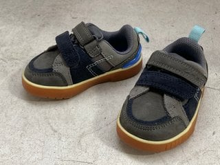 Lot 1244  
            Marchington SR11 - Parcel Delivery Only 

                
PAIR OF CLARKS OSLO EDGE KIDS SHOES IN GREY COMBI : SIZE 4 UK: LOCATION - BR9