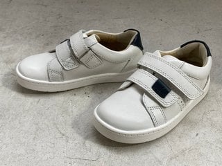 Lot 1245  
            Marchington SR11 - Parcel Delivery Only 

                
PAIR OF START RITE EXPLORE KIDS TRAINERS IN WHITE LEATHER : SIZE 8.5G UK: LOCATIO...