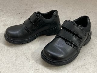 Lot 1247  
            Marchington SR11 - Parcel Delivery Only 

                
PAIR OF START RITE SUBJECT KIDS SHOES IN BLACK LEATHER : SIZE 9M UK: LOCATION - BR9