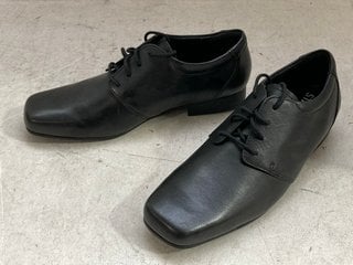 Lot 1248  
            Marchington SR11 - Parcel Delivery Only 

                
PAIR OF START RITE CAMPUS KIDS SHOES IN BLACK LEATHER : SIZE 5W UK: LOCATION - BR9