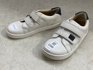 Lot 1249  
            Marchington SR11 - Parcel Delivery Only 

                
PAIR OF START RITE EXPLORE KIDS TRAINERS IN WHITE LEATHER : SIZE 13.5F UK KIDS: L...