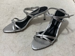Lot 1250  
            Marchington SR11 - Parcel Delivery Only 

                
JOHN LEWIS & PARTNERS AND/OR MIXIE HIGH HEELED SHOES IN SILVER SIZE: 4: LOCATION ...