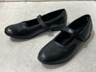 Lot 1251  
            Marchington SR11 - Parcel Delivery Only 

                
PAIR OF START RITE PROJECT KIDS SHOES IN BLACK LEATHER : SIZE 8M UK: LOCATION - BR10