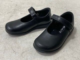 Lot 1252  
            Marchington SR11 - Parcel Delivery Only 

                
PAIR OF START RITE CLASSROOM KIDS SHOES IN BLACK LEATHER : SIZE 9W UK: LOCATION -...