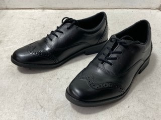 Lot 1253  
            Marchington SR11 - Parcel Delivery Only 

                
PAIR OF CLARKS AUBRIE TAP KIDS SHOES IN BLACK LEATHER : SIZE 4 UK: LOCATION - BR10