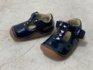 Lot 1254  
            Marchington SR11 - Parcel Delivery Only 

                
PAIR OF CLARKS TINY BEAT KIDS SHOES IN NAVY PATENT : SIZE 11 UK: LOCATION - BR10