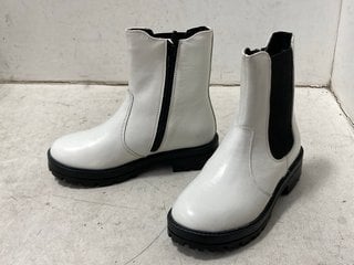 Lot 1255  
            Marchington SR11 - Parcel Delivery Only 

                
JOHN LEWIS & PARTNERS CHILDRENS MID CHUNKY CHELSEA BOOTS IN WHITE SIZE: EU 31: LO...