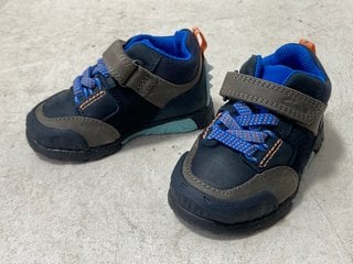 Lot 1259  
            Marchington SR11 - Parcel Delivery Only 

                
CLARKS FIRST SHOES STEGGY 2 GLOW T CHILDRENS SHOES IN NAVY COMBI SIZE: UK 4: LOCA...