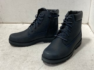 Lot 1260  
            Marchington SR11 - Parcel Delivery Only 

                
TIMBERLAND CHILDRENS COURMA KID MID LACE BOOTS IN NAVY FULL GRAIN SIZE: UK 4: LOC...