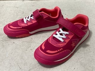 Lot 1261  
            Marchington SR11 - Parcel Delivery Only 

                
CLARKS CICA STAR FLEX CHILDRENS SHOES IN PINK COMBI SYN SIZE: UK 2: LOCATION - BR10