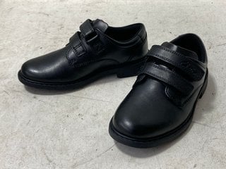 Lot 1262  
            Marchington SR11 - Parcel Delivery Only 

                
CLARKS SCALA PACE CHILDRENS SHOES IN BLACK LEATHER SIZE: UK 10: LOCATION - BR10