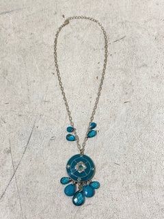 Lot 1267  
            Marchington SR11 - Parcel Delivery Only 

                
A SILVER COLOURED CLOISONNE PENDANT AND CHAIN IN A VELVET BAG: LOCATION - BR11