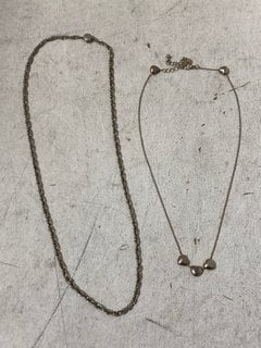 Lot 1270  
            Marchington SR11 - Parcel Delivery Only 

                
2 X SILVER COLOURED PENDANTS AND CHAINS IN A VELVET BAG: LOCATION - BR11
