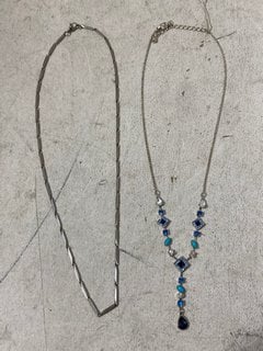 Lot 1272  
            Marchington SR11 - Parcel Delivery Only 

                
2 X SILVER COLOURED PENDANTS AND CHAINS IN A VELVET BAG: LOCATION - BR11