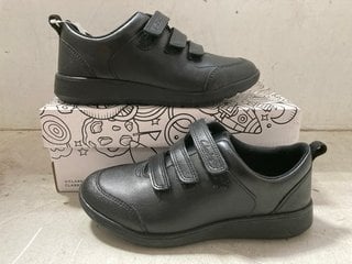 Lot 1285  
            Marchington SR11 - Parcel Delivery Only 

                
PAIR OF CLARKS SCAPE SKY KIDS SHOES IN BLACK LEATHER : SIZE 13 UK: LOCATION - CR8