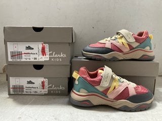 Lot 1286  
            Marchington SR11 - Parcel Delivery Only 

                
3 X PAIRS OF CLARKS FEATHER PACE KIDS SHOES IN PINK COMBI : SIZES 9.5, 12 AND 12....