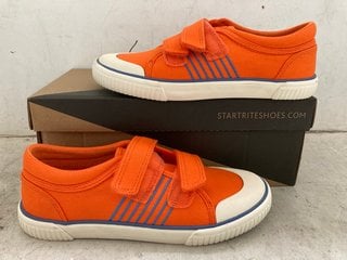 Lot 1287  
            Marchington SR11 - Parcel Delivery Only 

                
PAIR OF START RITE SANDY BEACH KIDS SHOES IN ORANGE CANVAS : SIZE 1.5F UK: LOCATI...