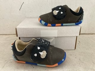 Lot 1288  
            Marchington SR11 - Parcel Delivery Only 

                
PAIR OF CLARKS ROAMER TRI KIDS SHOES IN GREY/BLUE : SIZE 4.5 UK: LOCATION - CR8