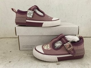 Lot 1289  
            Marchington SR11 - Parcel Delivery Only 

                
PAIR OF CLARKS FOXING PET KIDS SHOES IN DUSTY PINK : SIZE 5.5 UK: LOCATION - CR8