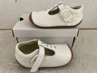 Lot 1290  
            Marchington SR11 - Parcel Delivery Only 

                
PAIR OF CLARKS TINY BEAT KIDS SHOES IN WHITE PATENT : SIZE 5.5 UK: LOCATION - CR8